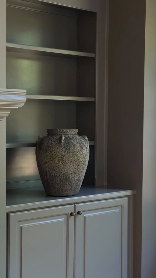 decided on @farrowandball “Mouse’s Back” for our family room space

it felt dark enough to feel cozy but light enough for such a high use space. it was so hard to choose from all the beautiful options we shared !!

what do you think ??

chairs are @offwhitepalette 

#farrowandball #farrowandballmousesback #paintcolors #benjaminmoore #neutralpaintcolors