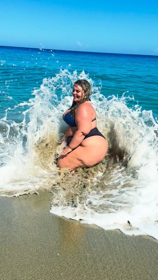 soft bodies deserve beautiful moments too,
don’t wait to love your life 💙🌊
#everybodyisbeautiful #softbody #naturalbodiesmatter #oceanvibes