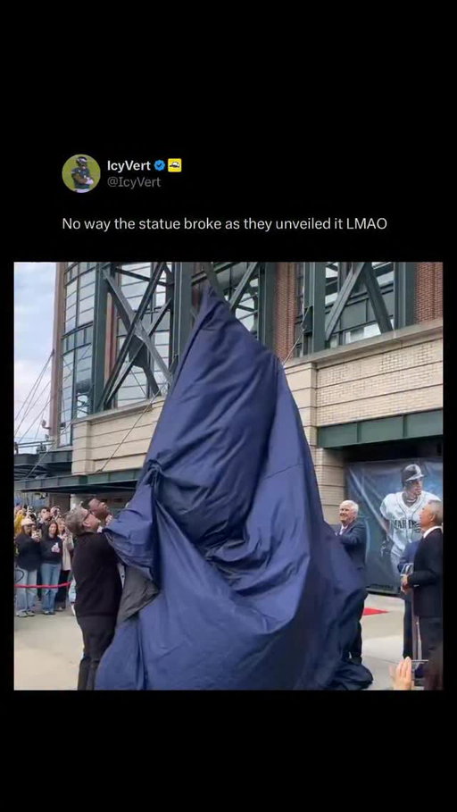 Mariners unveiled and broke Ichiro Suzuki’s statue all in one go (look at the bat) 😅