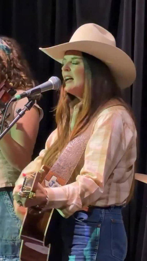 little new song I’ve been testing out on the road—practicing what I preach in my old blue jeans babyyyy ...💔🍺

#countrymusic #newmusic #western