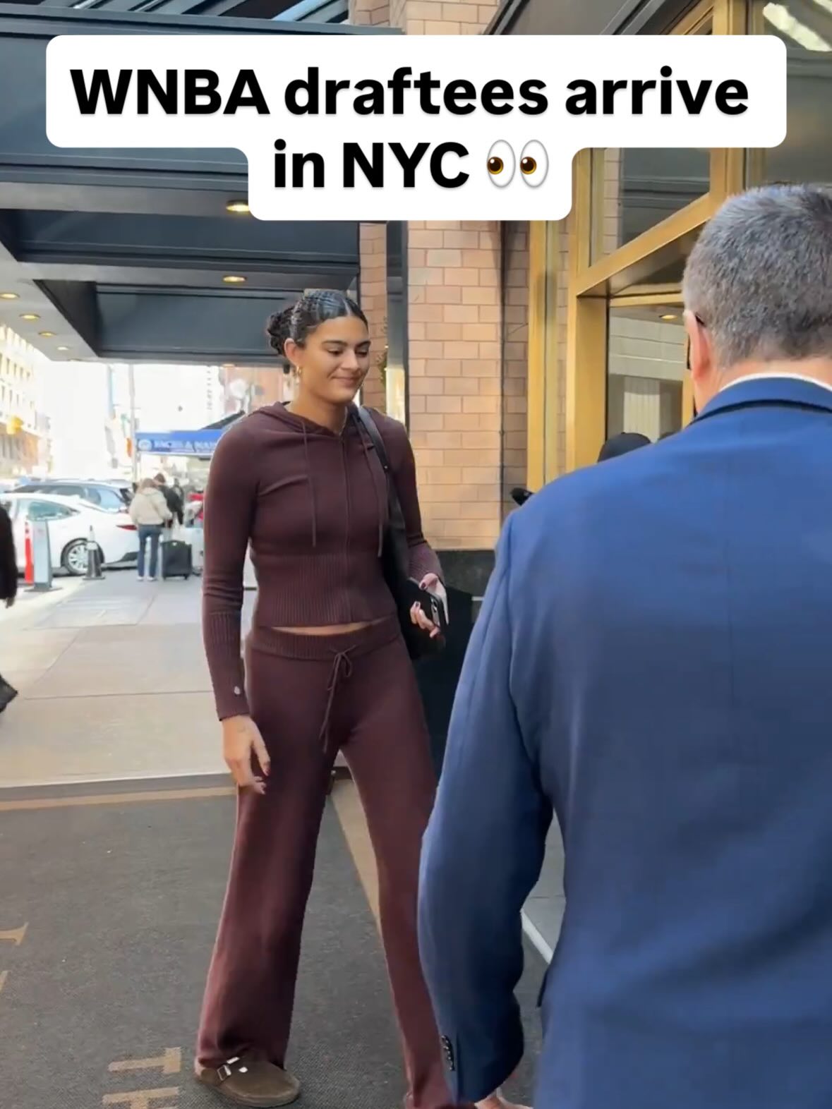 The ladies have arrived in the Big Apple ahead of Monday’s WNBA Draft 🗽
[via @wnba]