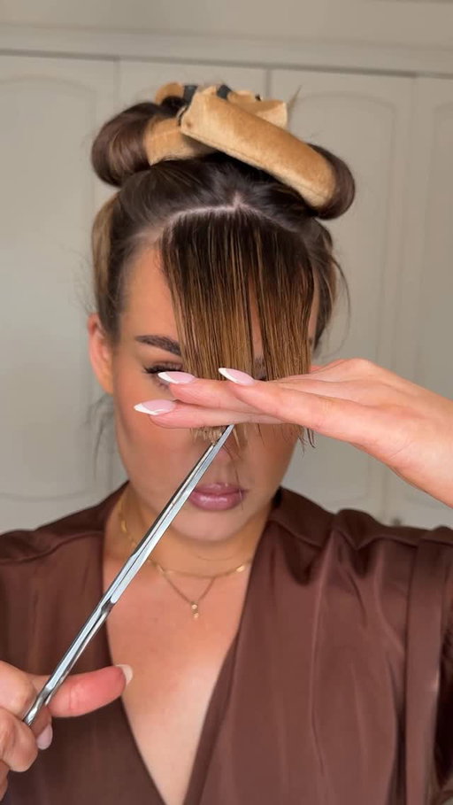 Because why is cutting them back in easier than growing them out ✂️

@overnightblowout three little rods 
@kerastase_official hair elixir 
@redken quick dry hairspray 

-
-
#curtainbangs #fringetrim #hairtutorial #curtainbangstutorial #hairideas