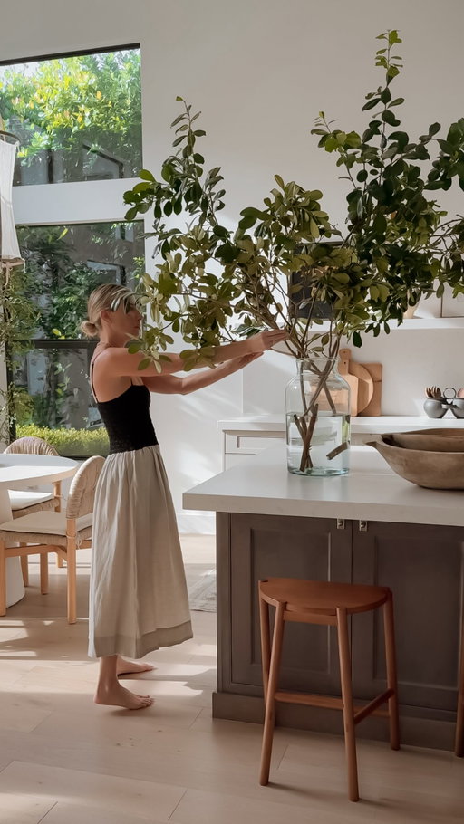 Clipped from the yard, and suddenly the whole room felt alive. There’s something about bringing the outside in. Give it a quick shake first… just in case.