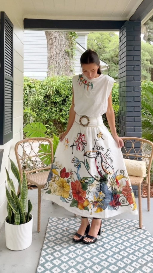 AS CARIOCAS
Mimi Mythen
 
A lifestyle and fashion creator, @mimimythen shares a feel-good approach to beauty, wellness, and everyday style, blending authenticity with an elevated yet effortless aesthetic. Inspired by nature and movement, she is drawn to the expressive, joyful spirit of carioca style, where bold colors, playful prints, and feminine silhouettes come together with confidence and ease.

Her favorite thing about Rio is: “The energy!!! It’s vibrant, warm, and full of life. There’s a sense of joy and appreciation for life that feels really special.”