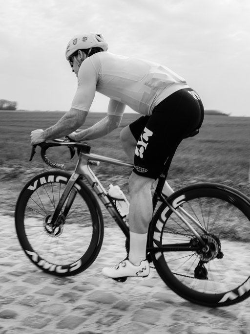 First taste of the pavé of the North 🫨 - a rather rough encounter but so much fun experiencing the ancient roads and the spirit of one of the most iconic spring classics! 👀 32mm GP5000 AS TRs on the wide hoops at 40-45 psi making it bearable 👌🏻
-
-
#syncc#parisroubaix#hellofthenorth