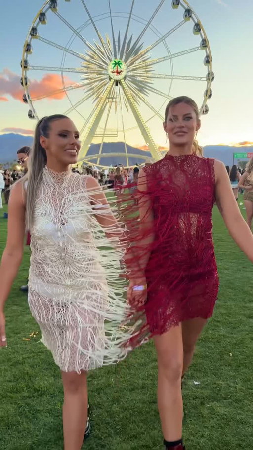 When you don’t wanna lose your friend at a festival 🎡🌵