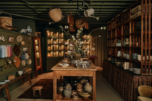 The Den at Lone Fox Los Angeles has quickly become one of my favorite corners of the store… a space designed to feel layered, curated, and full of discovery. Every shelf, table, and detail was stocked with intention so you can wander, find something unexpected, and maybe take a piece of that feeling home with you! 📷 @pablo.enriquez
