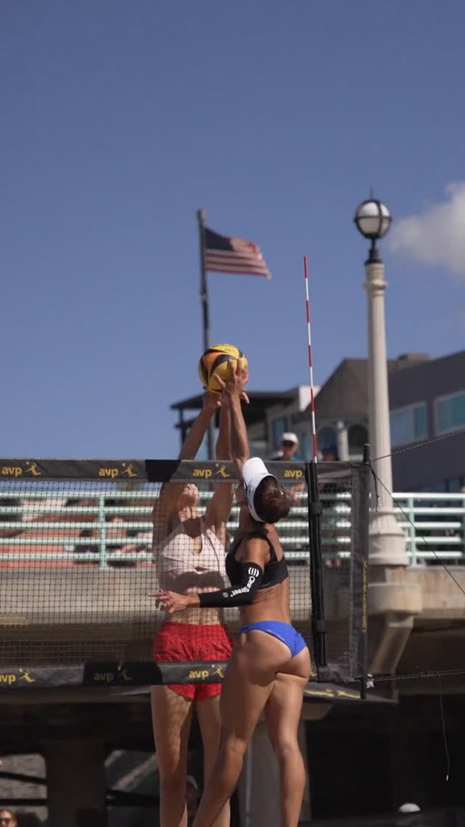 No backing down. @mollyevelynshaw
Defender Molly Shaw charges the net and wins the joust to end the mega rally — AVP Qualifier #3. 

(1) Shaw/Rodriguez advance to face (8) Anderson/Chacon. Watch LIVE on AVPBeach YouTube channel.