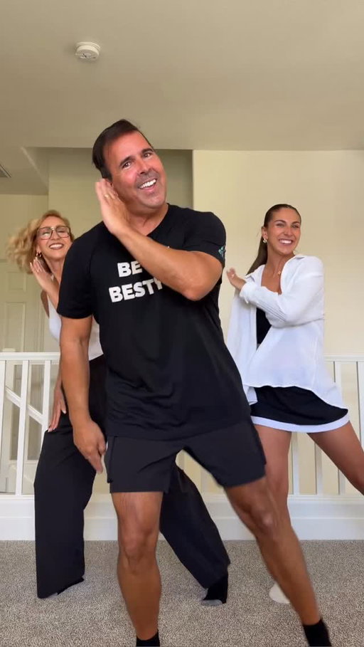 Another day, another silly dance with my parents 😂❤️ How do I convince them to do these?😂

#dancetrends #family #parents #familytime #trends