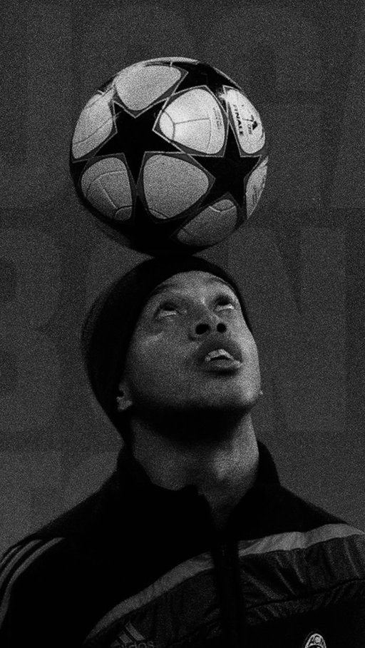 🇧🇷🕺🏽

Ronaldinho, cuyo nombre completo es Ronaldo de Assis Moreira, nació el 21 de marzo de 1980 en Porto Alegre, Brasil. Desde joven mostró un talento excepcional para el fútbol, lo que lo llevó a unirse a la cantera del Grêmio, donde comenzó su carrera profesional en 1998. Su estilo de juego alegre y habilidades técnicas deslumbrantes le valieron una rápida popularidad. En 2001, se trasladó a Europa, donde jugó primero con el Paris Saint-Germain, antes de dar el salto a uno de los clubes más grandes del mundo: el FC Barcelona.

Durante su estancia en el Barcelona (2003-2008), Ronaldinho alcanzó grandes éxitos, convirtiéndose en una de las estrellas más admiradas del fútbol mundial. Ganó dos títulos de La Liga y la Liga de Campeones de la UEFA en 2006. Su estilo de juego, caracterizado por regateos espectaculares, giros inesperados y su famosa sonrisa, cautivó a los aficionados. Además, fue galardonado con el Balón de Oro en 2005, reconociendo su asombroso talento y contribución al juego.

A lo largo de su carrera, Ronaldinho jugó en varios clubes, incluyendo el AC Milan y clubes en Brasil y México, pero su recuerdo más perdurable sigue siendo su tiempo en el Barcelona. Tras retirarse del fútbol profesional en 2018, su legado continúa vivo, inspirando a nuevas generaciones de futbolistas. Ronaldinho no solo es recordado por su increíble habilidad en el campo, sino también por su amor y pasión por el deporte, lo que le ha valido un lugar especial en la historia del fútbol. Su impacto va más allá de los trofeos, convirtiéndose en un símbolo de alegría y creatividad en el deporte rey.

#ronaldinho #viralreeĺs #brasil #triple #futbol