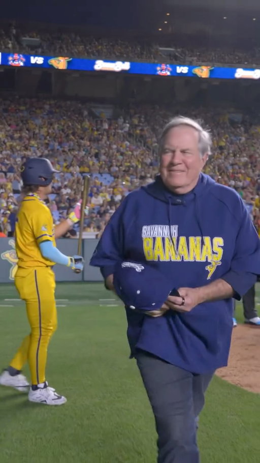 The UNC and NFL legend successfully used his coach's challenge too 👀

#bananaball #savannahbananas #unc #BillBelichick #NFLNews