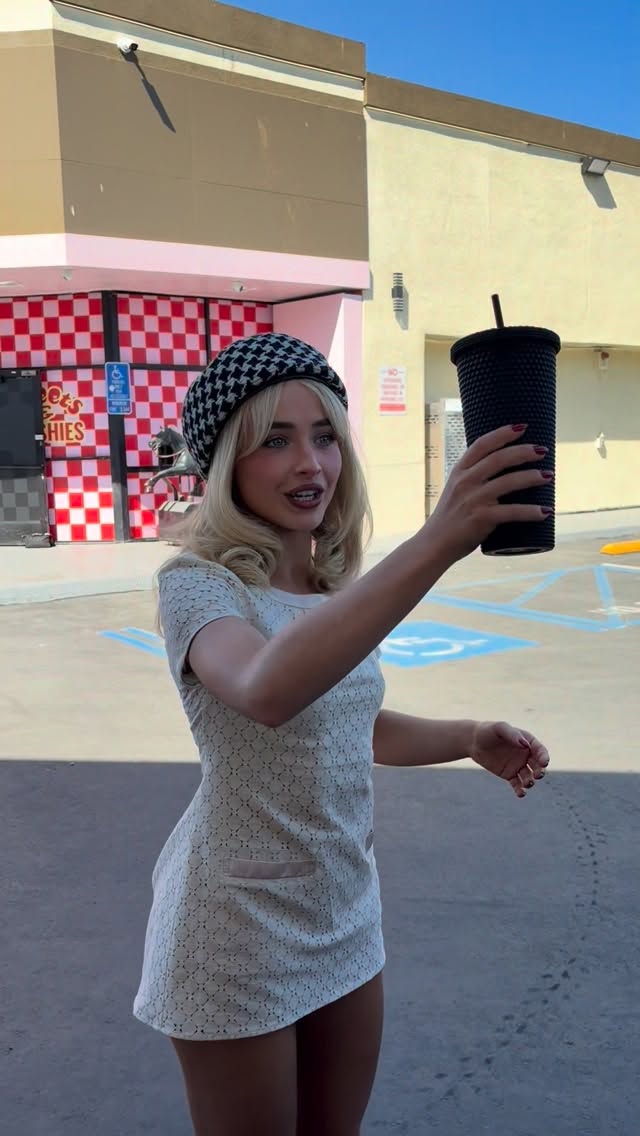 @SabrinaCarpenter gave fans an intimate House Tour of the @Airbnb Pit Stop in Indio, California after her instantly-iconic #Coachella set

🎞️ @itsyerinkim