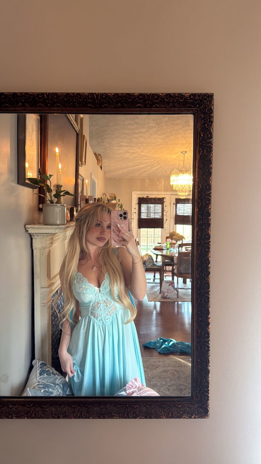 My favorite move as a little girl and one of my favorites today!!🐚🧜🏼‍♀️I love this movie so much!! And also I was so serious about playing mermaids!!!! Hahaha🩵
•
•
•
#aquamarine #nightroutine #cozy #girlsnight #liaisonugctrip