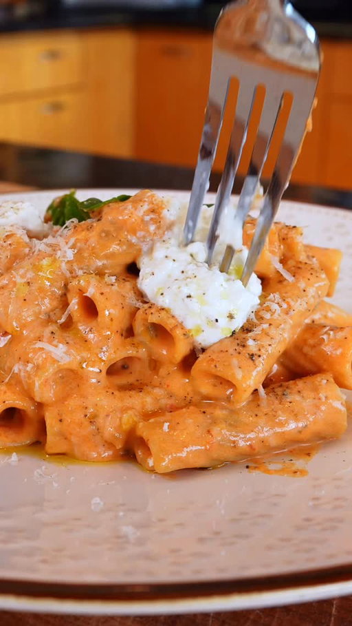 My favorite protein pasta.

Recipe link in bio!

I’ve been seeing @stealth_health_life make blended cottage-cheese sauces quite a bit over the years, and I’ve made a few myself, all incredible.  Definitely check his page for all things macro-friendly. Since I like to eat macro-friendly, “indulgent” meals on the weeknights, this kind of dish is the perfect way to trick yourself into thinking you’re eating something unhealthy.  I came up with this version to mimic rigatoni alla vodka with stracciatella, and I’m telling you, it will blow your mind.  You can eat this 3 times a day and only consume ~1800 calories, while eating 150g protein. (Obviously, you’d get sick of it pretty quick though). I recommend freezing the meal-prepped portions to eat whenever over the next few weeks/months, and just reheating in the microwave. It tastes just like the fresh version after freezing and reheating, but it also holds up great for about 4 days in the fridge. 

Genuinely the best, most convincing, “indulgent”, meal prep-able, macro-friendly pasta dish I’ve ever tried.

Note: these macros include an extra 20g cottage cheese & 5g parmigiano for garnish, but not the olive oil drizzle!

1 serving (makes 5):
586 Cal
51g Protein
62 Carbs
17 Fat

#sauce #cottagecheese #healthy #mealprep