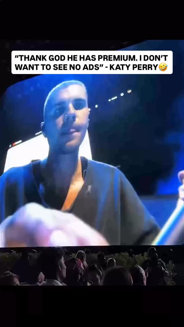 Katy Perry reacts to Justin Bieber using YouTube during his Coachella set 🤣