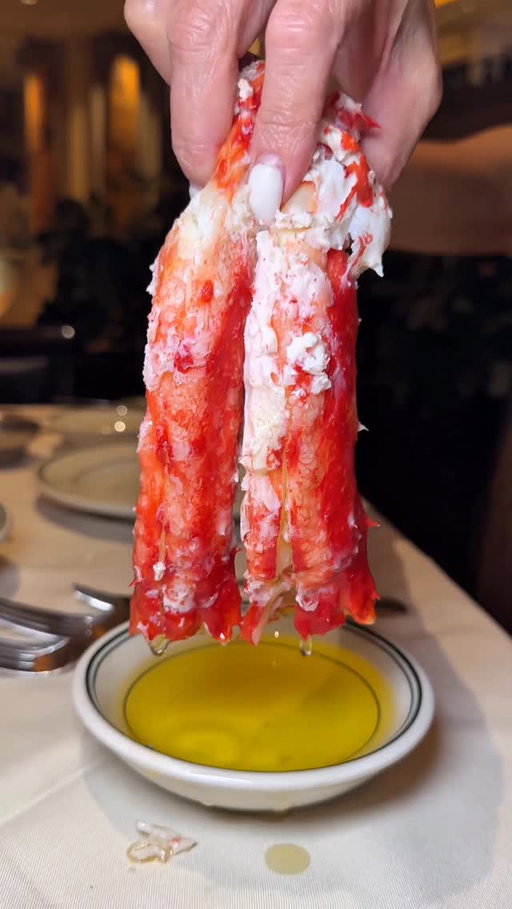 @joesseafood is my favorite place in Vegas for King Crab! Everything is cracked and cut tableside and 1.5 lbs currently goes for $280.