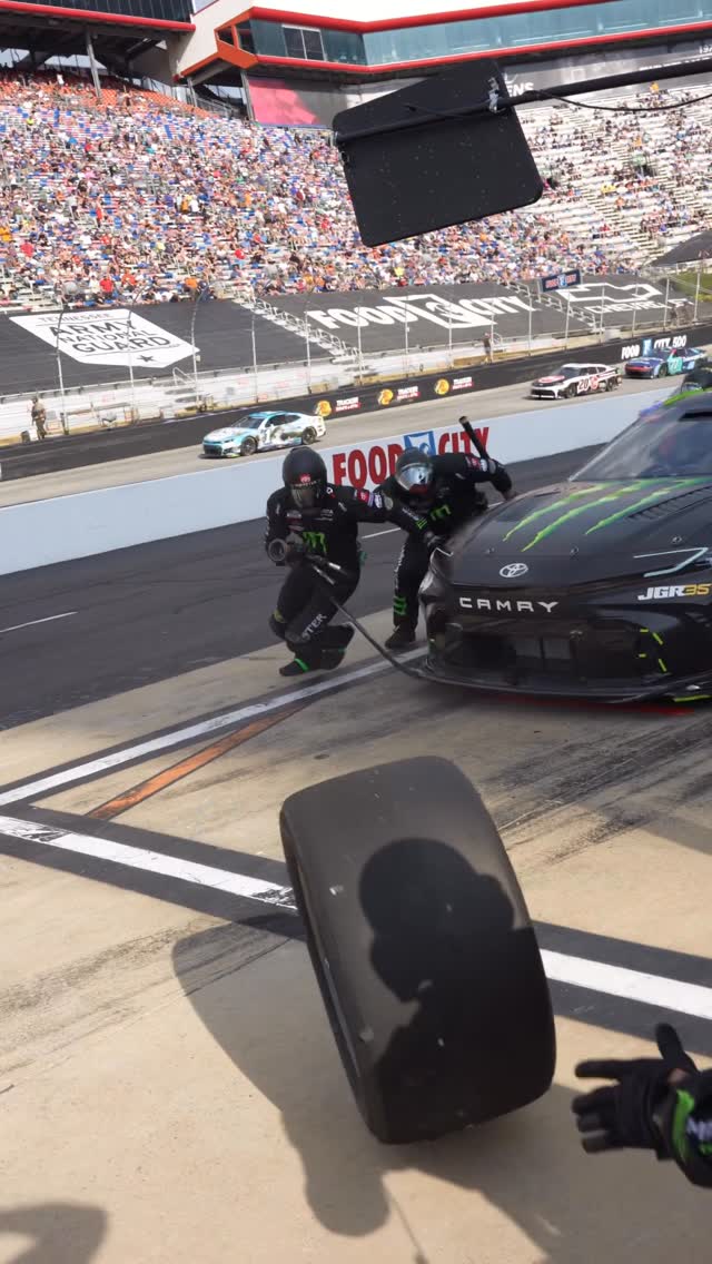 Lights out pit stop by the 54 team 😮‍💨