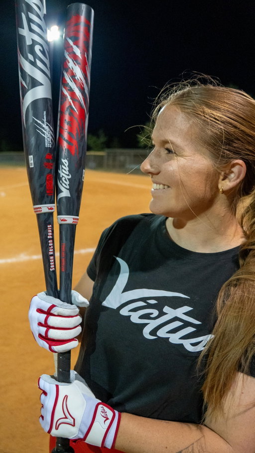 my first signature bat! some may call it an obsession. 🤷‍♀️

12.5”, 2PC, Yay Load, stiff handle 

thanks to the folks at Victus and every one who has helped me along the way 🖤

get it at @smashitsports using “SarahHelen” when it’s released (end of May). 

#usssaslowpitch #slowpitch #softball #slowpitchsoftball