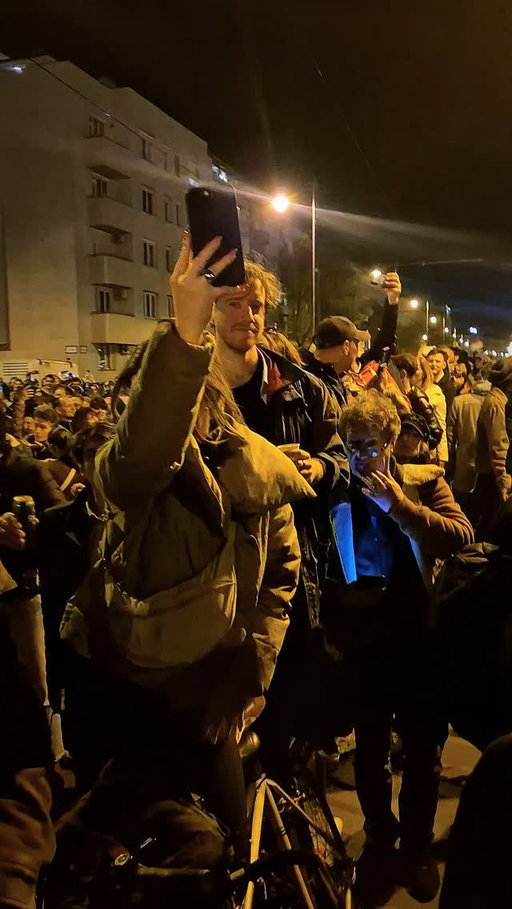 Életem egyik legszebb estéje. Megható. Felemelő. Az ünneplő, szabad, boldog város. A sorsát irányító ország. Az új minisztetelnök csodálatos beszéde, ami simogatta a lelkem. Vége a Ner-nek. Mert mi magyarok így döntöttünk. Rendszert váltottunk. Nem féltünk. Európa büszke ránk. És lehet is.