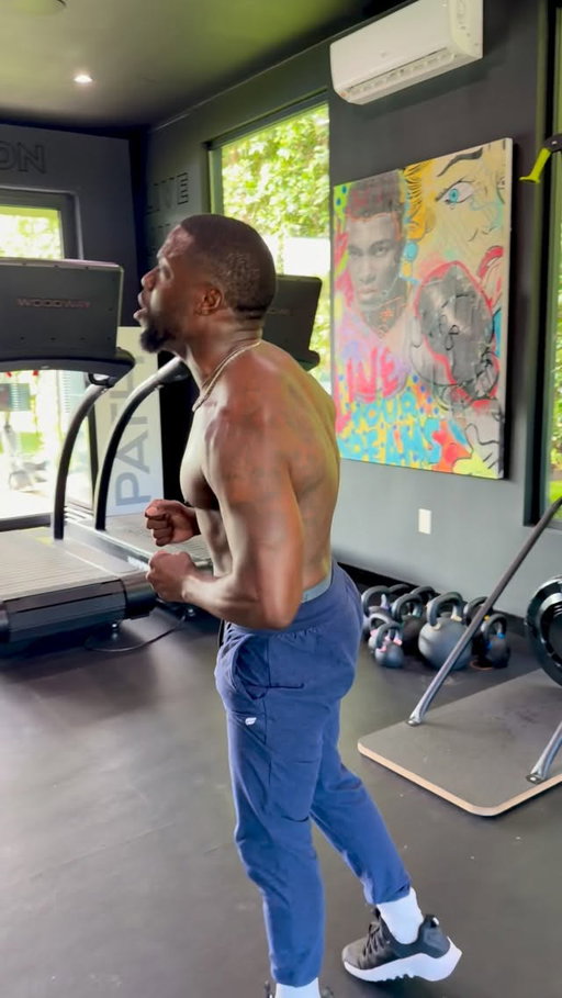 Gym karaoke…. It’s a vibe!!!!! Fuck yo gym equipment @justtrain 😂😂😂😂😂 #HustleHart ….P.S the @c4energy hit me hard 😂😂😂😂