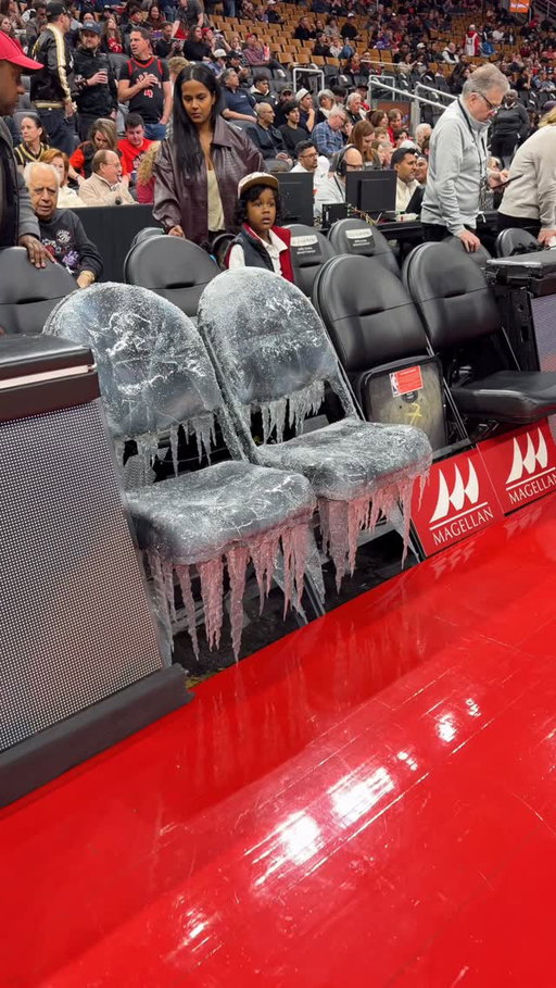 Drake’s seats froze 🧊