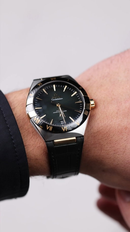 Green dial elegance meets timeless precision. 

The Omega Constellation 41mm blends steel and 18K gold with a sun-brushed green dial with gradient effect, a black polished ceramic bezel ring with Roman numerals filled with OMEGA Ceragold™, and a green leather strap with rubber lining. Powered by the Co-Axial Master Chronometer Calibre 8900 - because style means nothing without substance.

Quiet luxury, loud presence.

#Omega #Constellation #LuxuryWatches #SwissMade #GemOro