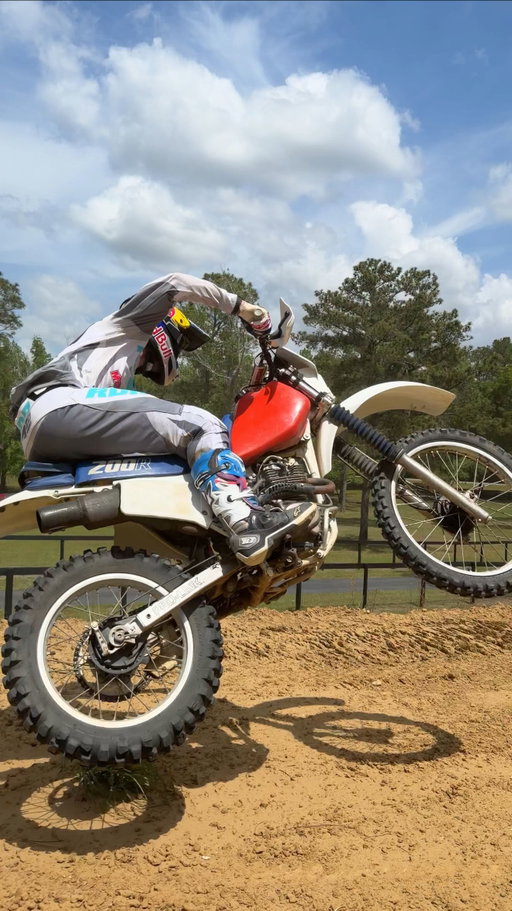 “We want more XR200 videos”. I don’t know if anyone actually said that, but I’m having an epic time on this thing. Letting the 1986 breathe at Steel Horse Ranch, and yes the bike had a flat front tire this whole time but I wasn’t about to let that stop me 😂 What bike do you guys want to see some more videos on? @redbullmotorsports @redbull @motosportinc @rdrco.inc @bbrmotorsports @allballsracing_ #XR200 #XR200R #honda