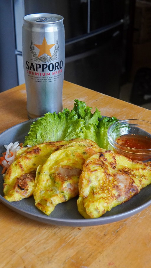 #Ad21 One of my beloved Vietnamese dishes just got better with @sapporobeerusa Premium Beer! It compliments my banh xeo with its crisp and refreshing flavor. It also brings out the banh xeo’s signature airy & crunchy edges while pairing it perfectly after every bite. Have this at your next gathering, cheers!

Ingredients:
2/3 can of Sapporo Premium Beer
1 bag of pre mix banh xeo batter (or 1 cup rice flour + 1/2 cup corn starch)
1 tbsp turmeric powder
1/4 cup coconut milk
1 egg
3 stocks of chopped scallion
1 lb shrimp 
1 lb pork belly
1/4 yellow onion sliced
salt and pepper 
bean sprouts

#SapporoBeerUSA