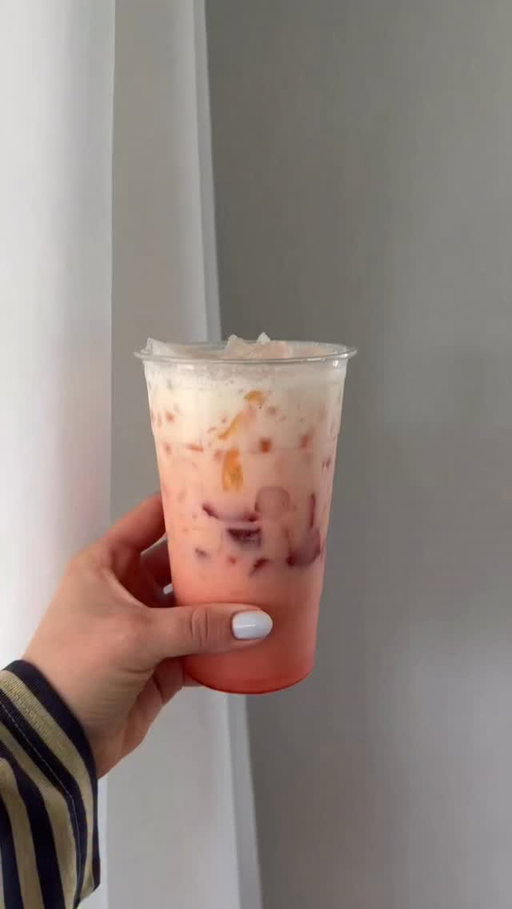 A strawberry piña colada Red Bull it’s so yummy🍓🥥🍍 #redbullcombo #redbullitaliansoda #icedmocktails #pinacolada @torani @redbull @redbullusa @target @official_molimoli