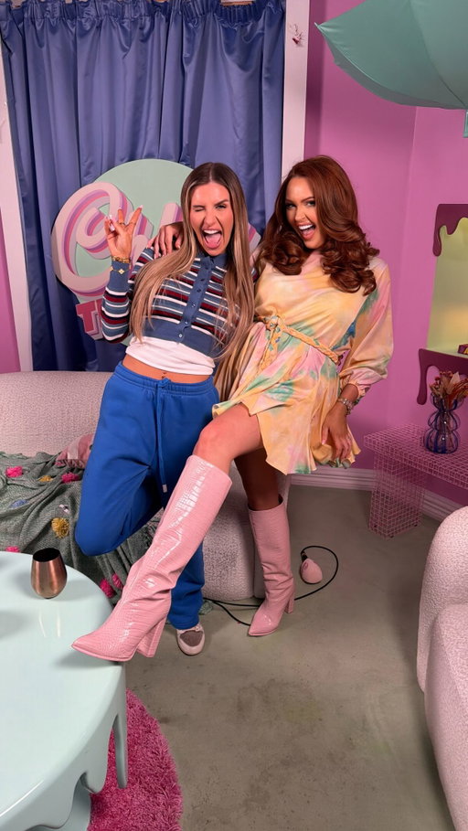 Had an absolute ball on the sexeh southern version of me @chloeburrows pod @chloevstheworldshow 🩷🥳 we had so much fun and belleh laughed the whole way though 🤪 give it a listen where you get you listen to your pods & watch on YouTube 🥰