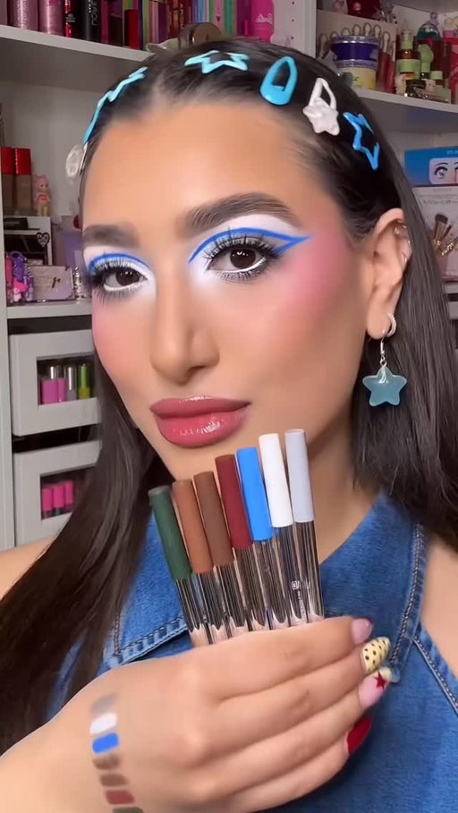 Graphic liner kind of mood always 🤍✨🎨💙

I’ve been loving  the Boldline Longwear Multi-Function Gel Liner from @sheglam_official . These pencils make lining, smudging, and building it out all with one pencil so easy. The pigment hits instantly and the buttery-smooth texture glides on so seamlessly, making it perfect for shaping something more detailed like this. It’s waterproof, sweat-proof, and lasts up to 24hrs, so it actually holds up through everything.  No smudges here hunny! Plus it’s sharpenable and comes in 10 gorgeous shades. From bright colors to get creative, to more everyday and sultry tones. 

Also… perfect for festival season when your glam need a little extra + to stay put all day (and night) 🎡💫 Search SHEIN product ID “355840822” or liner set ID ”355839571” on the website/APP to purchase.

#SHEGLAM #SHEGLAMeyeson #SHEGLAMgelliner

Makeup, Makeup trends, Creative makeup, Blue and White, Graphic eyeliner, Makeup inspo, Gel eyeliner, Festival makeup