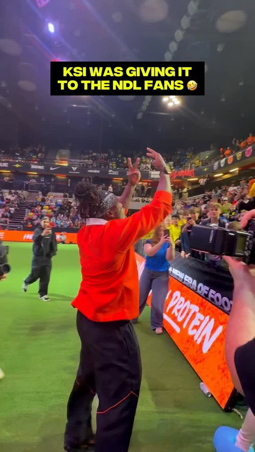 KSI really gave the two fingers to the Yellow Wall 🤣
