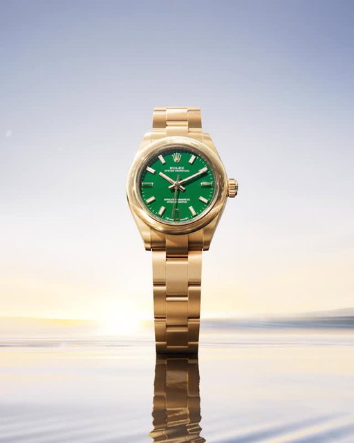 Playful and precious, the 18ct gold versions of the @Rolex Oyster Perpetual 28 and Oyster Perpetual 34 are offered in variants with lacquered dials on which three of the hour markers – those at 3, 6 and 9 o’clock – are in natural stone.
#Rolex #OysterPerpetual #WatchesAndWonders2026 #RoyaldeVersailles #RdV