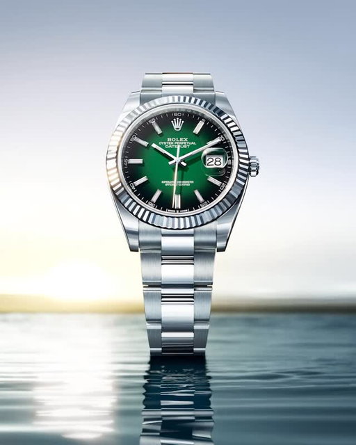 @Rolex unveils the Datejust 41 in a white Rolesor version adorned with a green lacquer ombré dial, uniting some of the brand’s most distinguishing features: a fluted bezel, an elegant green hue, robust steel and precious white gold.
#Rolex #Datejust #WatchesAndWonders2026 #RoyaldeVersailles #RdV