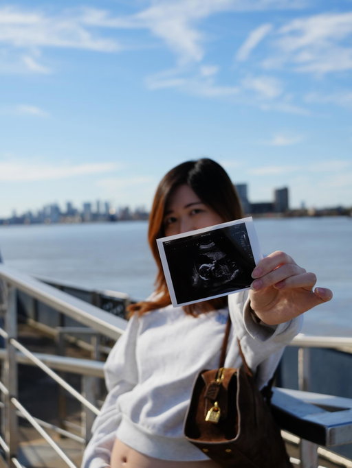🤍 Our little secret is finally ready to be shared…

呢個肚腩，我決定唔減了
因為入面住緊一個VIP👶🏻

原來大肚真係好難買衫🥲今年咁多靚裙仔都得個睇字。希望生完肚皮可盡快回復原狀🥺

#pregnancydiary #英國生活 #英國製造 #ukmumtobe #ukparentbloggers