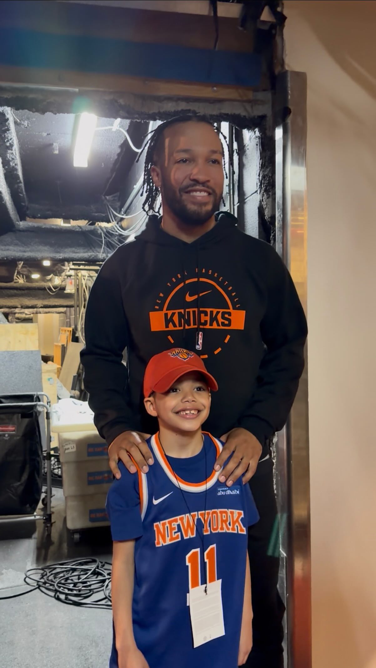 Just a new york city kid meeting his favorite player… the city showed up for him on this one 🗽🗽
Special thank you to the New York Knicks and Jalen Brunson for this moment 🧡💙
To everyone who kept tagging and riding for Kobe, this moment is yours too 🗽❤️