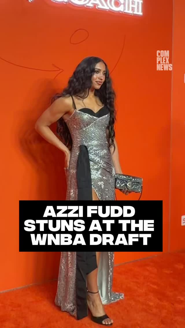 Azzi Fudd ate down in a full Coach fit at the orange carpet 🔥🖤
