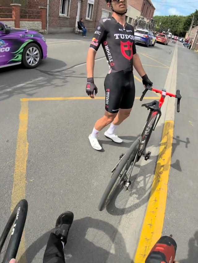 Formula 1 pit stop for @_changizi_ during @parisroubaixcourse 💪

POV with our mechanic for a fast wheel change on @oakleymeta 🕶️