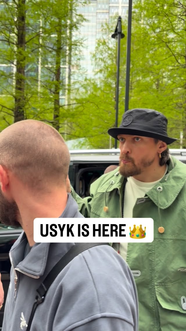 Fan pictures with the World Heavyweight Champion, @usykaa 📸 

Launch presser coming up with Rico Verhoeven coming up 👀