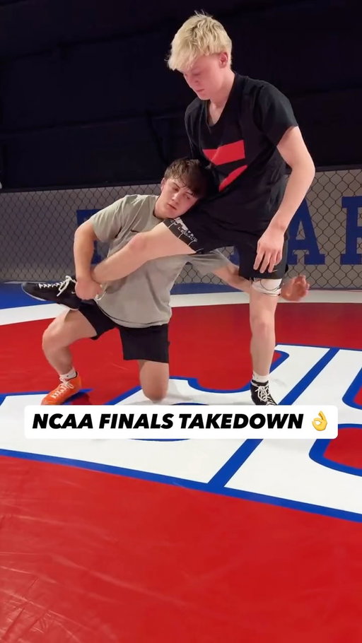 “This move I hit in the NCAA finals.”

Inside tie ➡️ Down block + Circle ➡️ Club underhook ➡️ Knee pull.

Landon Robideau makes reattacks look easy.

Presented by @athletes.ocean