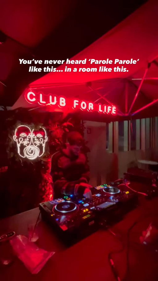 You’ve never heard ‘Parole Parole’ like this… in a room like this. #milano #housemusiclover #italianstyle🇮🇹