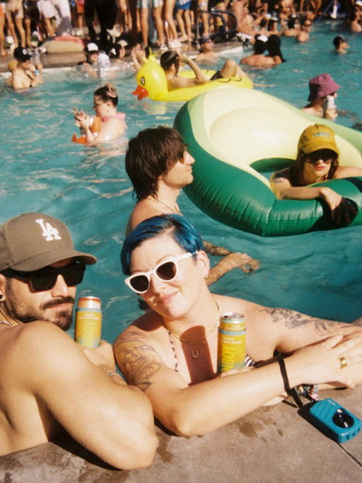 Raise your hand if you’re ready for summer pool parties with @drinksunboy ☀️🥥🌴
