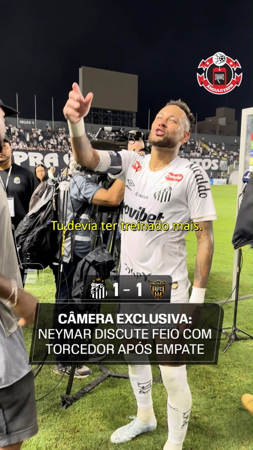 ▶️ 𝗜𝗠𝗔𝗚𝗘𝗠 𝗘𝗫𝗖𝗟𝗨𝗦𝗜𝗩𝗔: "EU SOU MIMADO? EU TÔ DANDO A VIDA AQUI, IRMÃO!" 🗣️😱

Neymar e torcedores do Santos discutiram na beira do campo da Vila Belmiro, nesta terça-feira (14), após o empate em 1 a 1 com o Deportivo Recoleta, na segunda rodada da fase de grupos da CONMEBOL Sul-Americana.

Após terminar suas entrevistas na beira de campo, antes de se dirigir ao vestiário, o camisa 10 voltou a debater com torcedores na arquibancada. Como registrou a reportagem da ESPN, Neymar chama um torcedor de "gordinho".

"Você devia ter treinado mais. Tá gordinho (risos)", disse. Em seguida, o jogador caminha para longe do debate, mas volta.

"Você tem razão... tá feliz? Eu sou mimado? Estou dando aqui a vida. Vou te dar um minuto de fama", disse Neymar antes de se aproximar do mesmo torcedor.

Assista à CONMEBOL Sul-Americana pela ESPN no Plano Premium do #DisneyPlus

#SulAmericanaNaESPN #Santos #DeportivoRecoleta