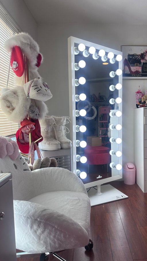 @impressionsvanity 💕 @gennesishurtado 

- Starlight Full-Length Vanity Mirror
- Hello Kitty Cozy Swivel Vanity Chair
- Luna Storage Bench

#impressionsvanity #vanity #vanitymirror #beautyroom #makeup
