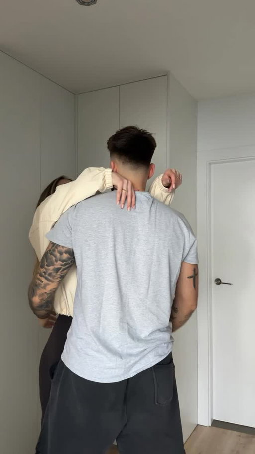 Rutiny dělají víc, než si často připouštíme ☀️ Poslední dobou se snažím plnit můj malý slib, nezačínat den telefonem, ale sama sebou.
5 minut ticha, krátká meditace, nebo zapisování do deníčku a k tomu hrnek čaje Lipton a snídani, bez toho můj den prostě nezačne 🫶🏻
Možná je to maličkost, ale právě tyhle malé rutiny mi dělají den o něco lehčí a šťastnější ✨

#lipton #liptonodtohotozačíná

*ve spolupráci