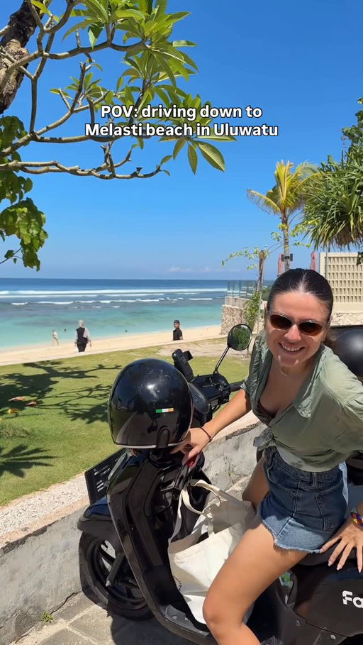 What an entrance 🤭😍🌊🌴 and probably the only beach in Uluwatu that doesn’t need you to go down 1000 stairs to reach 🤭🤭

📍 Melasti beach, definitely my favourite in Ulu :) 

#melastibeach #uluwatu #bali #travelcontentcreator