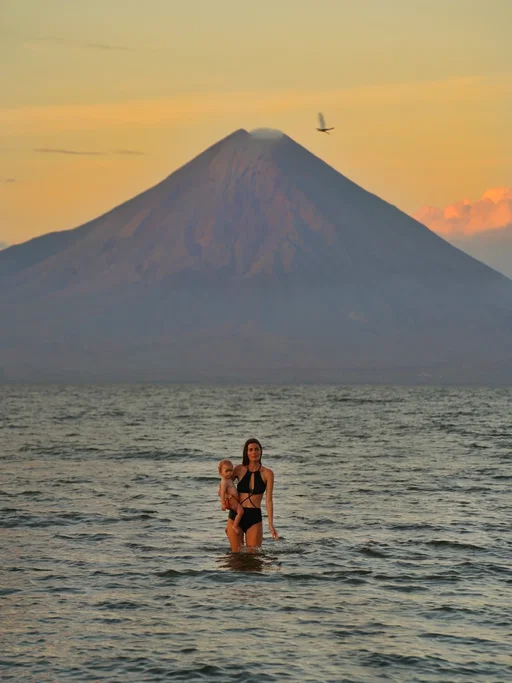 New destination : Nicaragua 🌋

Sans surprise, après le Costa Rica nous voilà arrivés au Nicaragua. 

En toute transparence c'est un pays qui me stressait un peu, la frontière est réputée pour être là pire de l'Amérique centrale, on a eu des mauvais retours d'autres voyageurs sur les locaux, on craignait l'état des routes. En bref on partait avec pas mal d'apriori. 

👉🏼 Finalement un passage de frontière très simple avec une douanière adorable, des routes qui viennent d'être refaites et dès le premier soir on dort au bord du lac avec vue sur les volcans et un beau coucher de soleil, très bien accueillis par les habitants du village, ça commence bien 🙏🏼

Par contre dès les premières secondes la différence avec le Costa Rica et le Panama nous frappe. Ici énormément de déchets au bord des routes et des personnes qui se déplacent en charette tirée par des chevaux, comme l'impression d'avoir fait un tour dans le passé. 

💩 Il fait 39 degrés, on s'est baignés dans le lac, quel bonheur ! Jusqu'à ce qu'on voit le troupeau de vache venir s'abreuver et faire leurs besoins dans l'eau 😅 Douche obligatoire pour tout le monde 🤣

#nicaragua #visitnicaragua #ometepe #homeonwheels #travelfamily