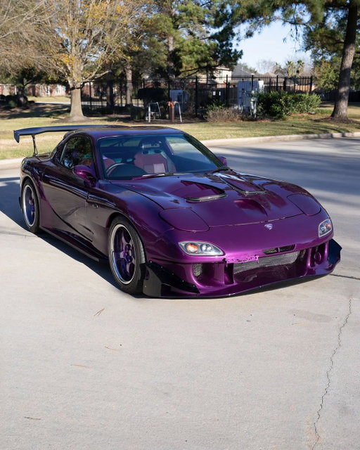 Unignorable presence. This vibrant purple RX-7 captivates everywhere it goes. 

🔴 

Impossible de passer à côté. Cette RX-7 mauve fait tourner les têtes partout où elle va.

#RX7 #MazdaHeritage 

📷 @dailyjdmcontent