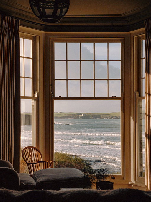 Back in the winter, I escaped to the sea for a couple of nights at one of my favourite spots. I never really understood the appeal of holidaying at the same place every year, but when you find somewhere that makes your heart smile, why wouldn’t you want to return? Lucky for me, @atlanta.trevonebay has multiple properties, so it was time to experience another, but with the same beautiful sea view that I fell in love with. Coastal walks and fish and chips in Cornish towns are wonderful, but sitting here and watching the colours of the sea and sky change are even better. Thank you again, @atlanta.trevonebay 🌊 ad—press stay