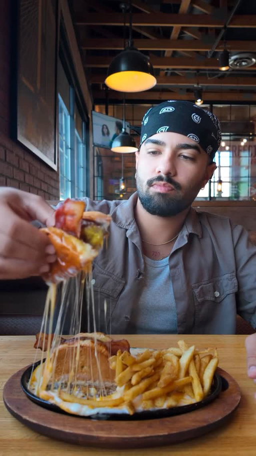 Solo date at @applebees to try their even cheesier O-M-Cheese Burger!

#pov #asmr #mukbang #solo #applebeespartner
